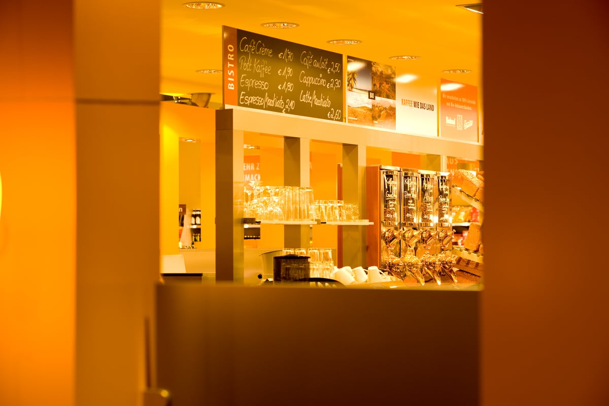 Der Bistrotresen mit Kaffeetafel, Gläsern und Kaffeemühlen
